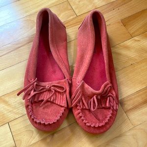 Minnetonka coral pink suede moccasins
